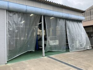 自動車修理工場 間仕切りカーテン