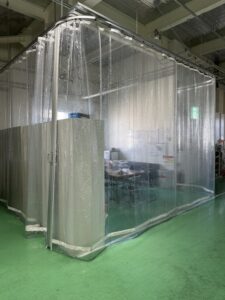 ビニールカーテン施工 カーブレール仕様 工場内 作業場の環境改善