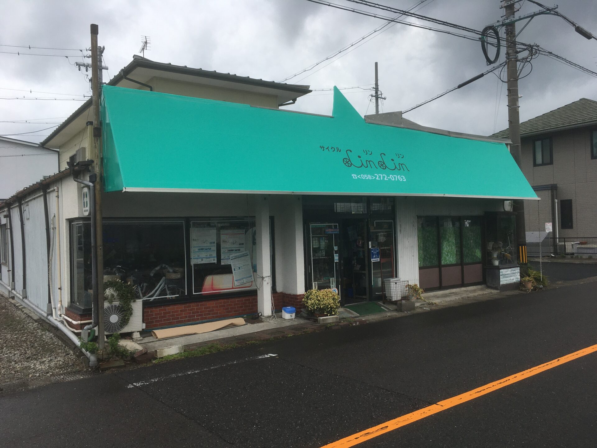 岐阜県の店舗様への軒先テント取付工事の写真